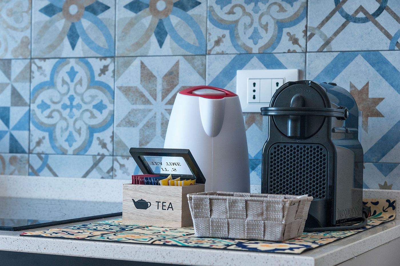 Angolo caffè con macchina Nespresso e bollitore