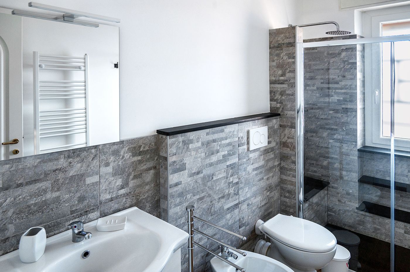 Bagno moderno con doccia in vetro