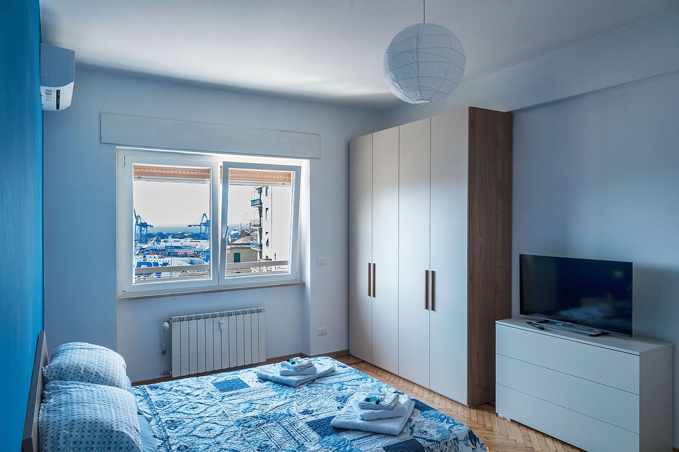 Camera da letto con armadio spazioso e TV