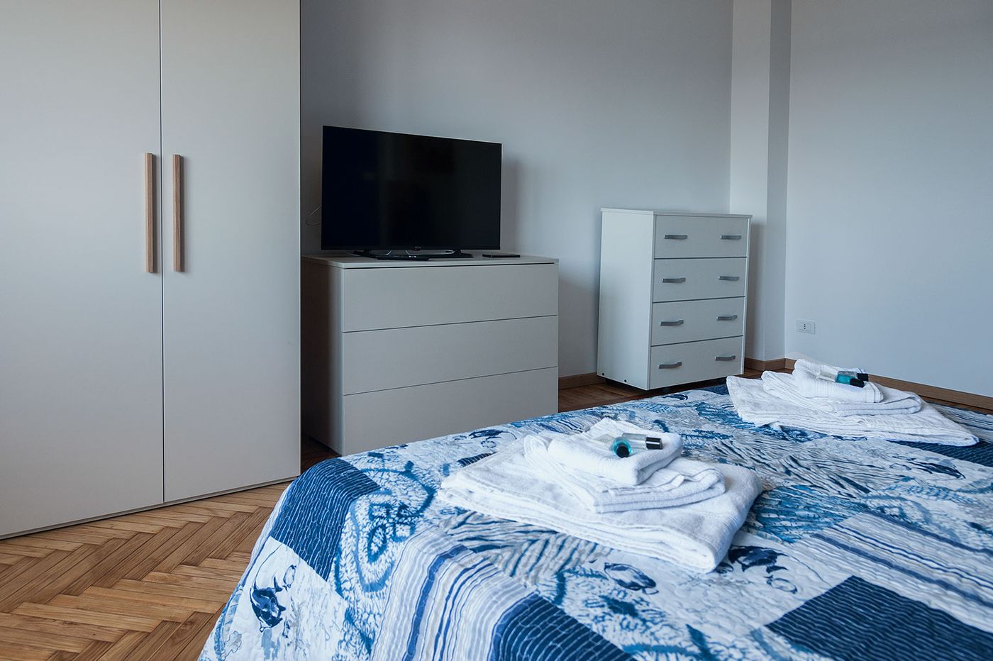 Camera con TV a schermo piatto