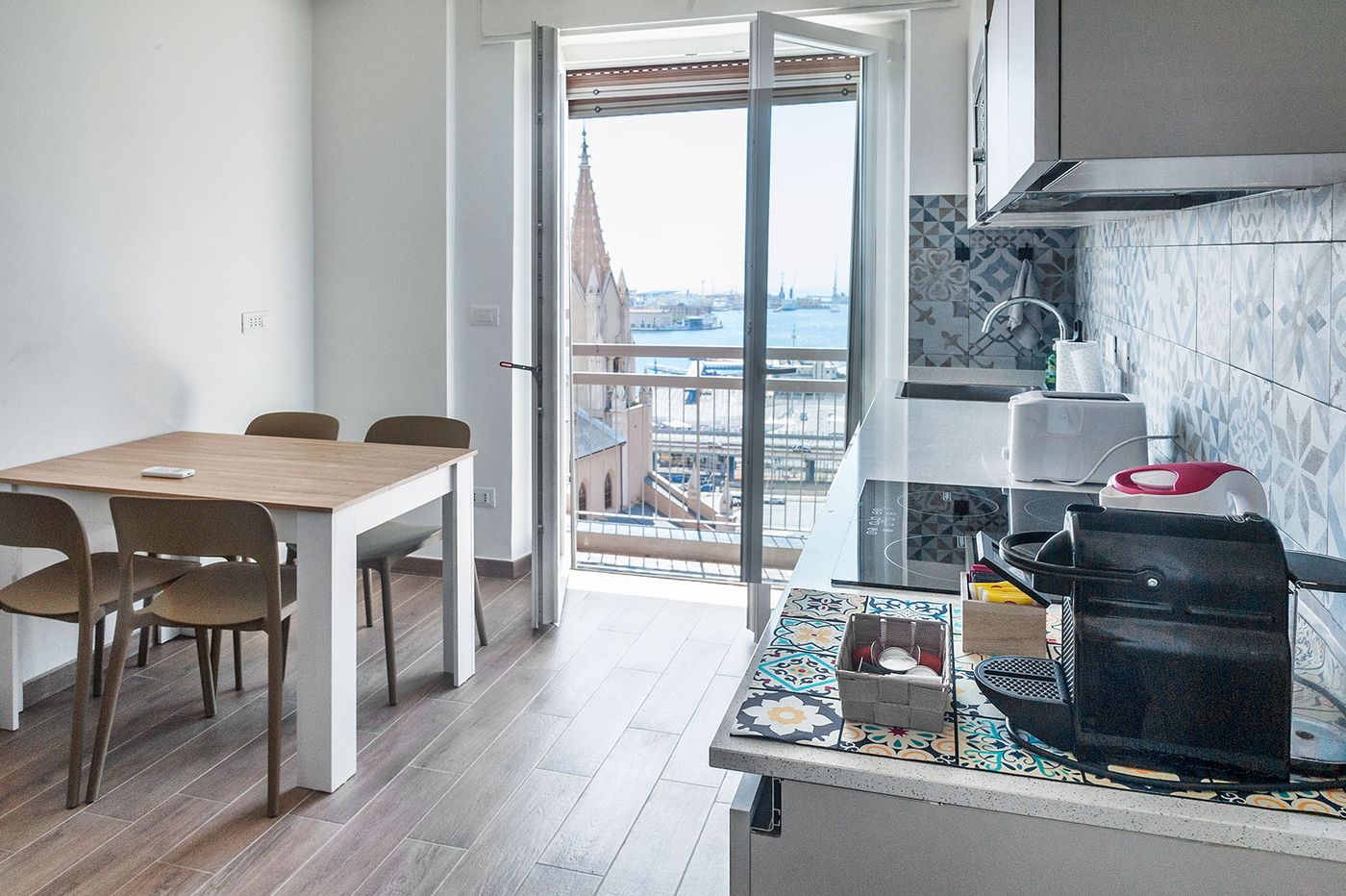 Zona pranzo e cucina con vista sul porto