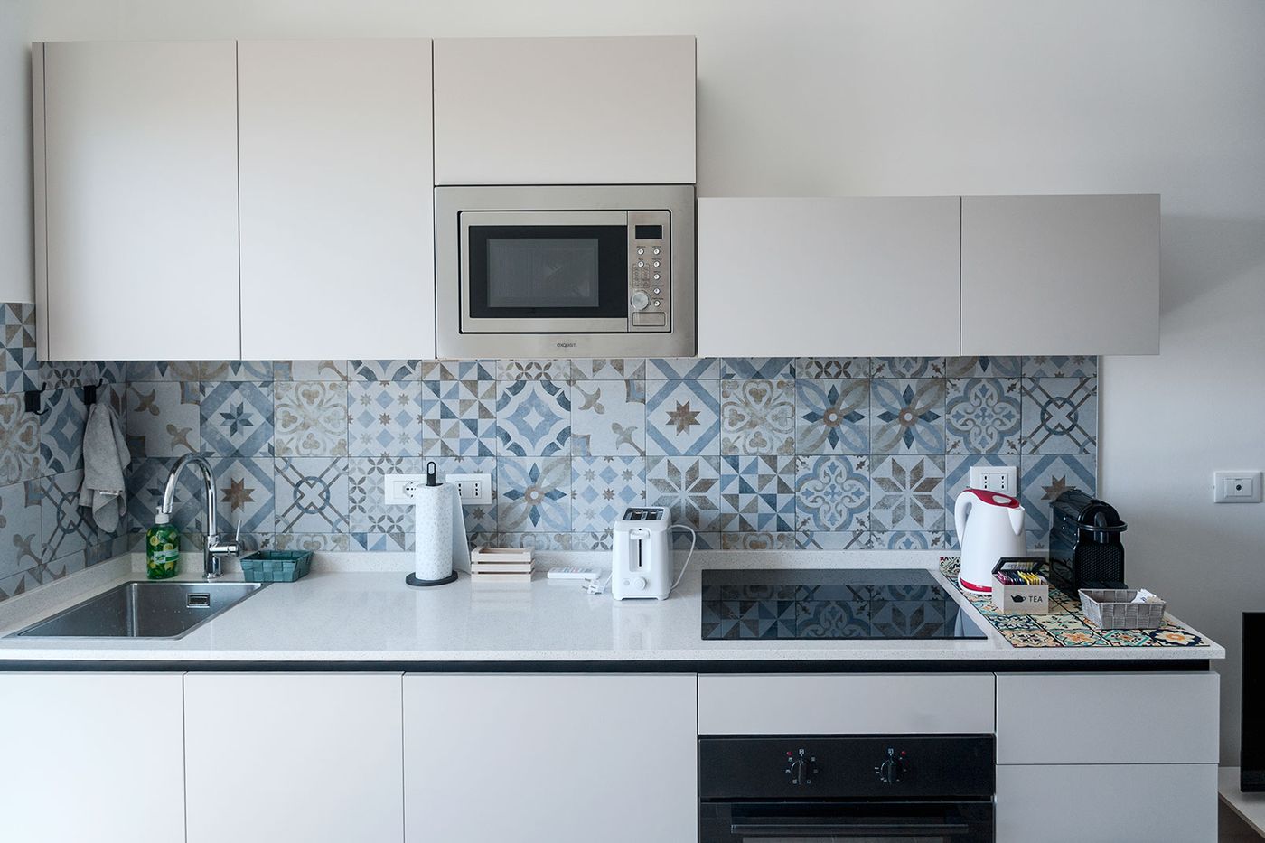 Cucina completamente attrezzata con piastrelle decorate