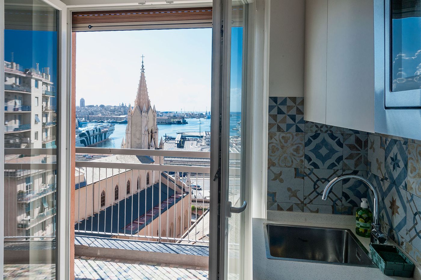 Vista sul campanile e sul porto dalla finestra della cucina