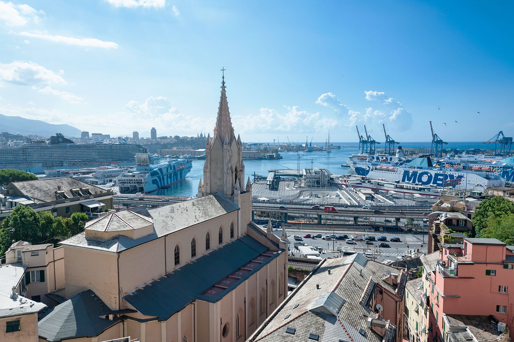 Vista panoramica sul porto e sul mare di Genova dall'appartamento all'ultimo piano