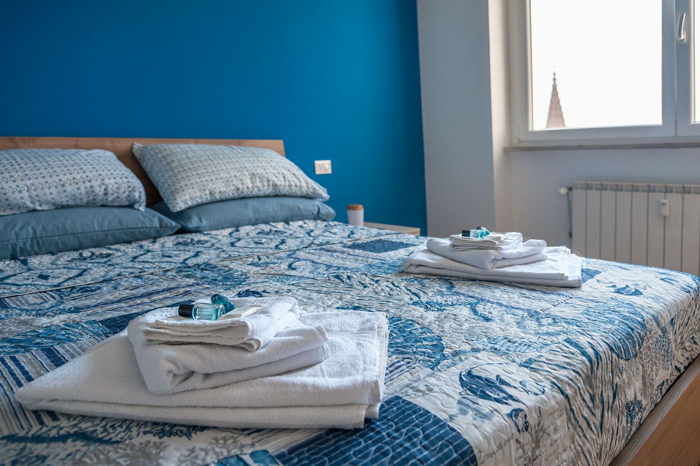 Letto matrimoniale con biancheria fresca