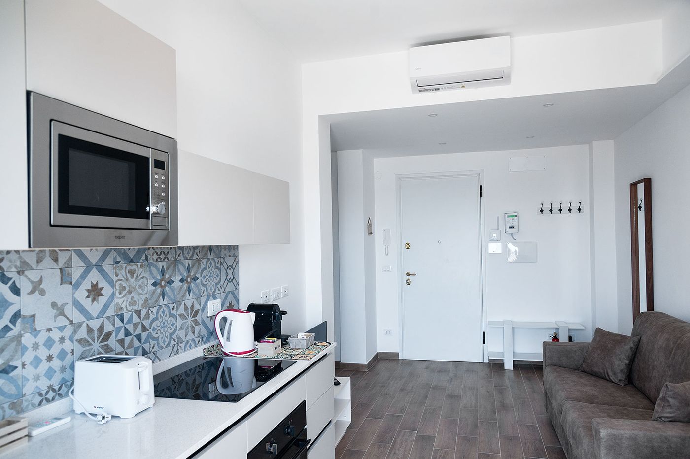 Zona living con aria condizionata e ingresso