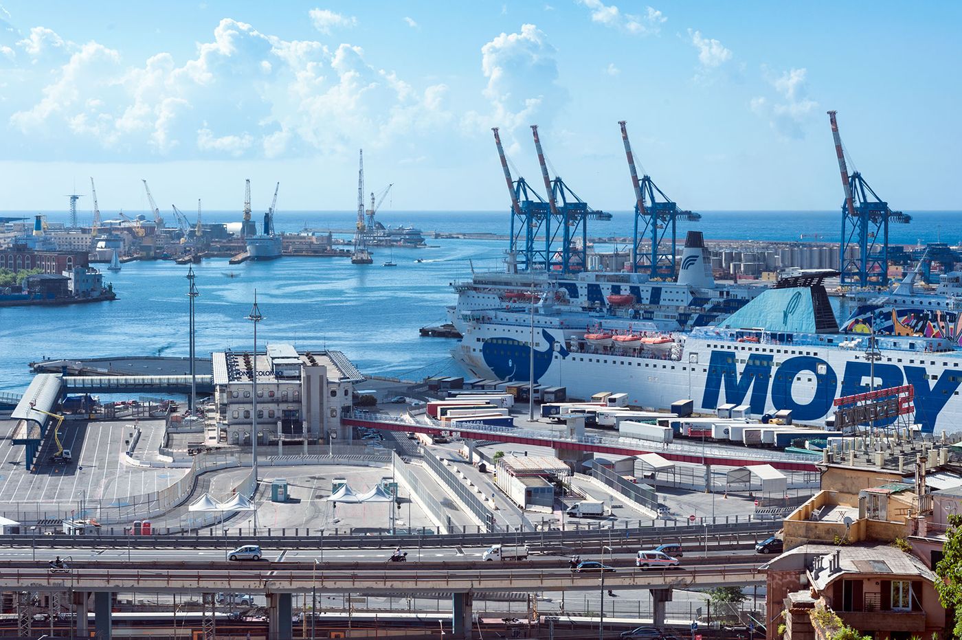 Vista sul porto di Genova con i traghetti